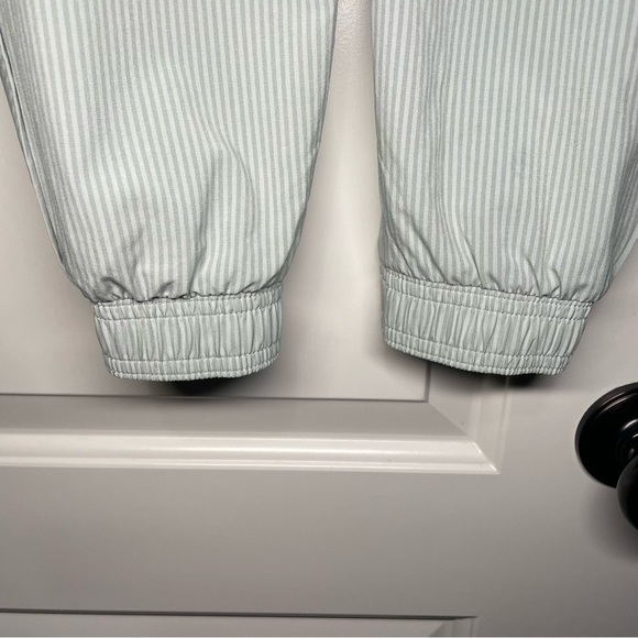 Athleta Brooklyn Textured Joggers Gray Striped Stretch Pockets Size 2P - Picture 6 of 15